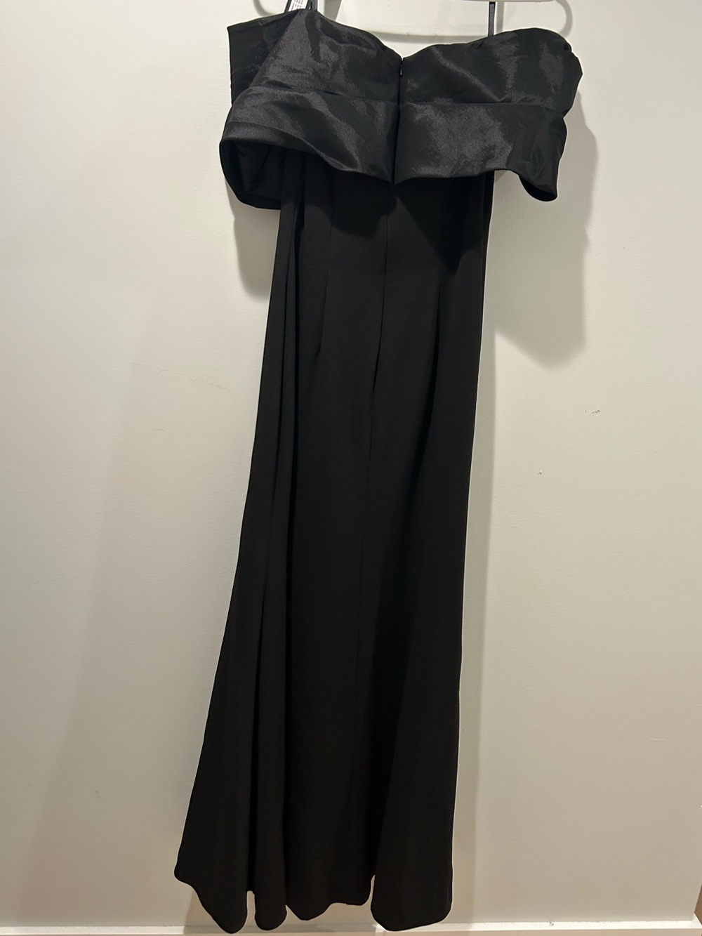 NWT Betsy & Adam Black Off the Shoulder Crepe & Taffeta Sheath Gown Dress - Picture 8 of 8
